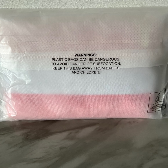 🚨NWT! MOSCHINO Beautiful Travel Bag - Picture 3 of 3